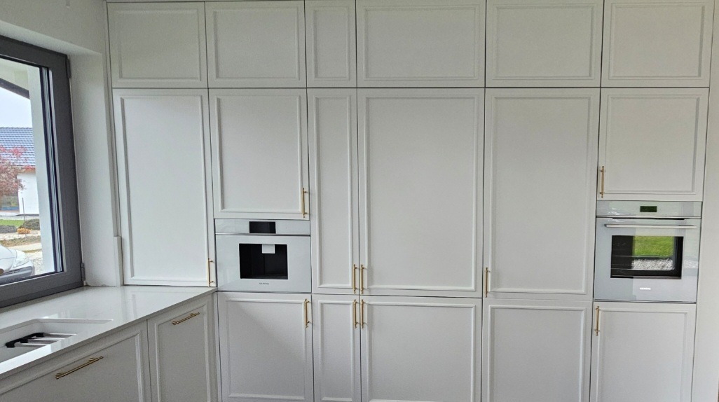 Zabudowa kuchni z ukrytym przejściem do spiżarni - fronty sztukateryjne ral 9016