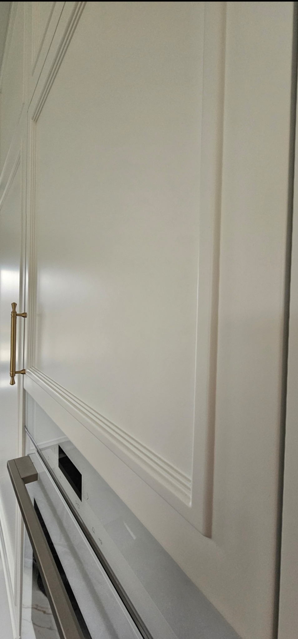 Front sztukateryjny wykonany pod zamówienie wg inspiracji dostarczonej przez klienta , kolor z palety Ral 9016 mat