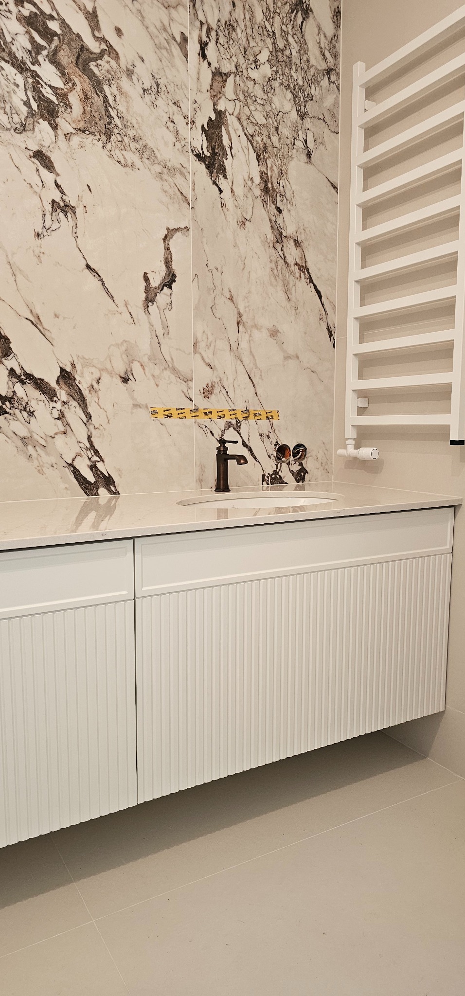 Szafka pod umywalki z ukrytymi szufladami wewnętrznymi