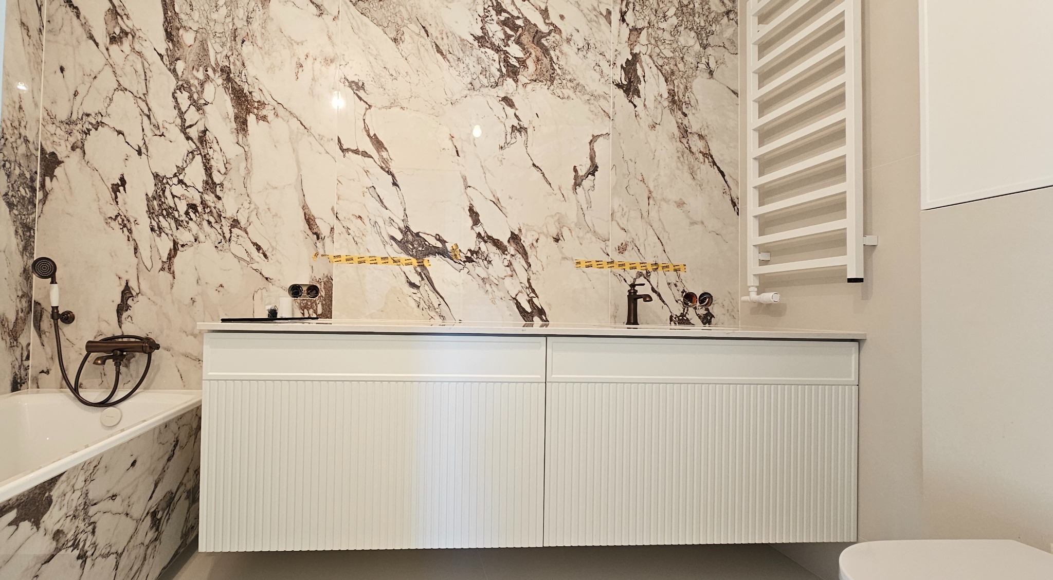 Wisząca szafka pod umywalki