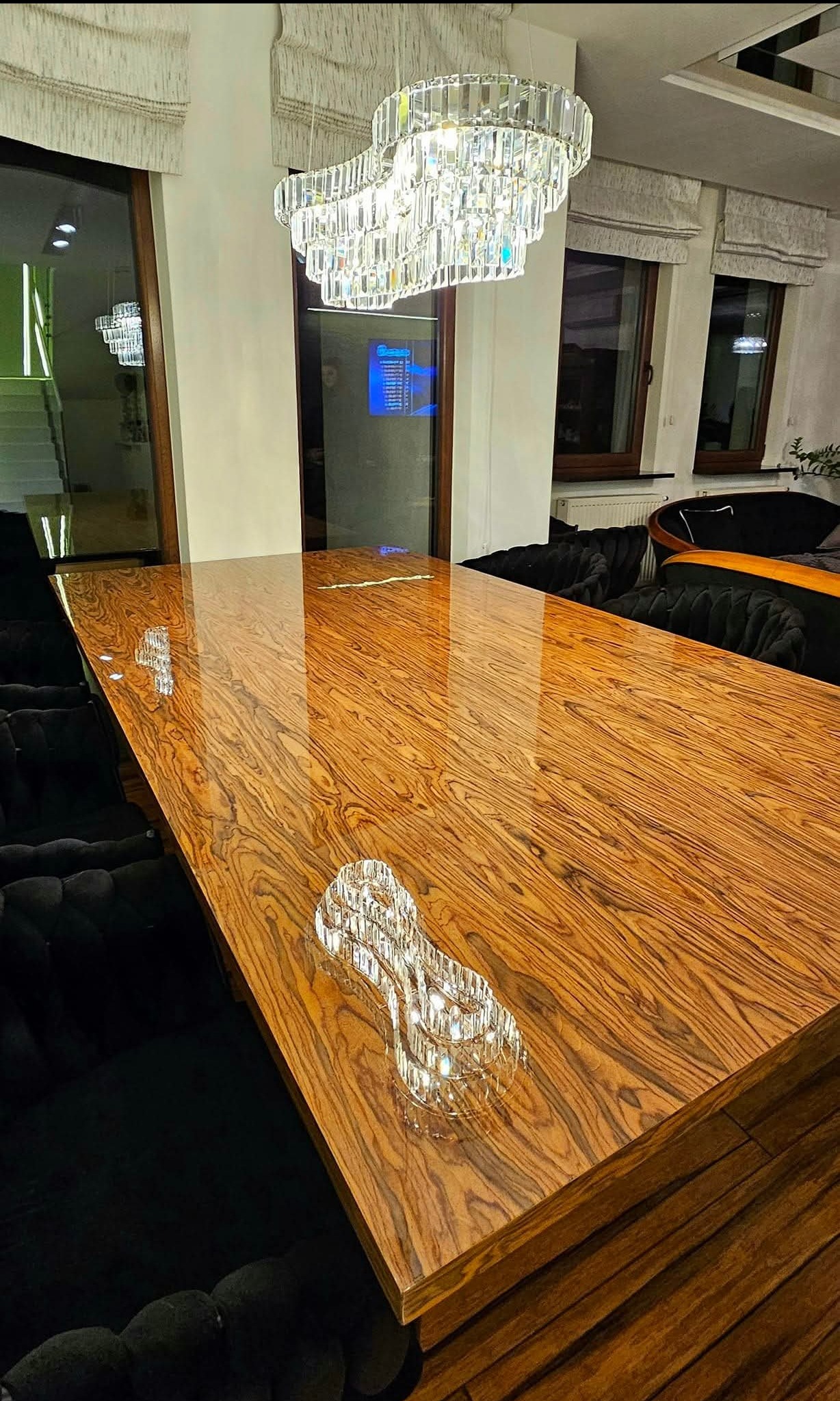 Blat stołu wykonany na wysoki połysk z forniru Palisander Santos