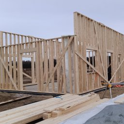 Piotr Krystkiewicz konstrukcje drewniane drewnianym2 - Konstrukcja szkieletowa domu o powierzchni zabudowy 56m2