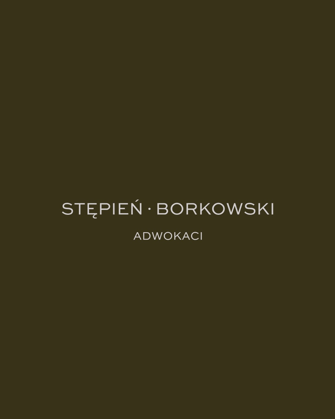 Minimalistyczne logo kancelarii adwokackiej Stępień-Borkowski na ciemnym, oliwkowym tle. Nazwa firmy i zawód w jasnej, prostej czcionce.