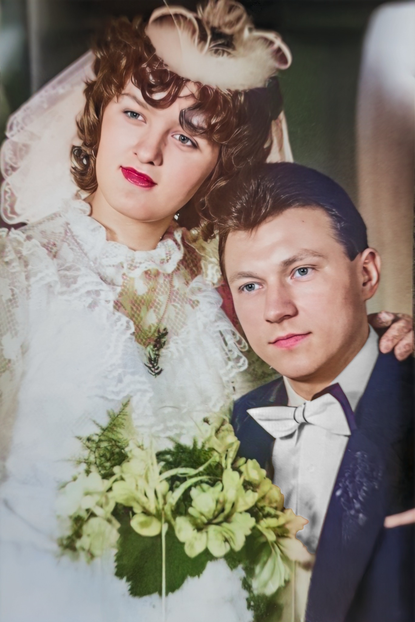 Portret ślubny pary młodej w stylu retro z bukietem w Ruda Śląska. Panna młoda w koronkowej sukni i welonie, pan młody w ciemnym garniturze z muchą.
