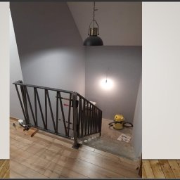 Adrian Lewandowski - Nowoczesna, metalowa balustrada schodowa z geometrycznym wzorem, zamontowana w jasnym wnętrzu. Widoczne narzędzia i odkurzacz sugerują etap końcowy prac.