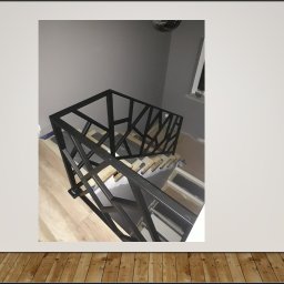 Adrian Lewandowski - Nowoczesna, czarna balustrada metalowa o geometrycznym wzorze, zamontowana na schodach wewnątrz budynku. Widok z góry, jasne drewniane stopnie.