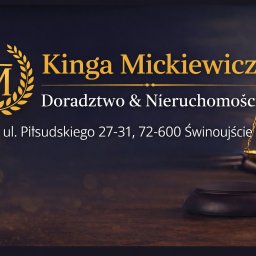 Kinga Mickiewicz - Doradztwo & Nieruchomości - Eleganckie logo firmy Kinga Mickiewicz Doradztwo & Nieruchomości ze złotą wagą sprawiedliwości i adresem w Świnoujściu na ciemnym, teksturowanym tle.