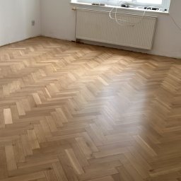 Realizacja montażu prakietu dębowego we wzorze jodełki prostej. Wykończenie lakierem Berger Ceramic Star 