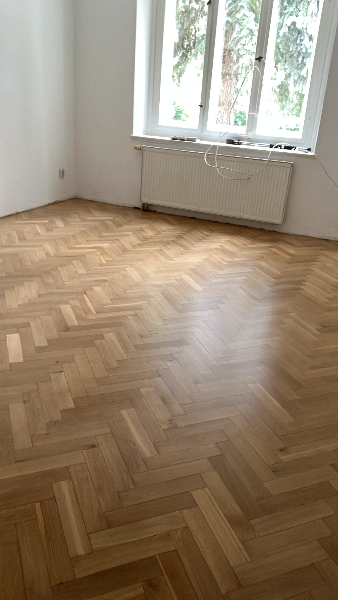 Realizacja montażu prakietu dębowego we wzorze jodełki prostej. Wykończenie lakierem Berger Ceramic Star