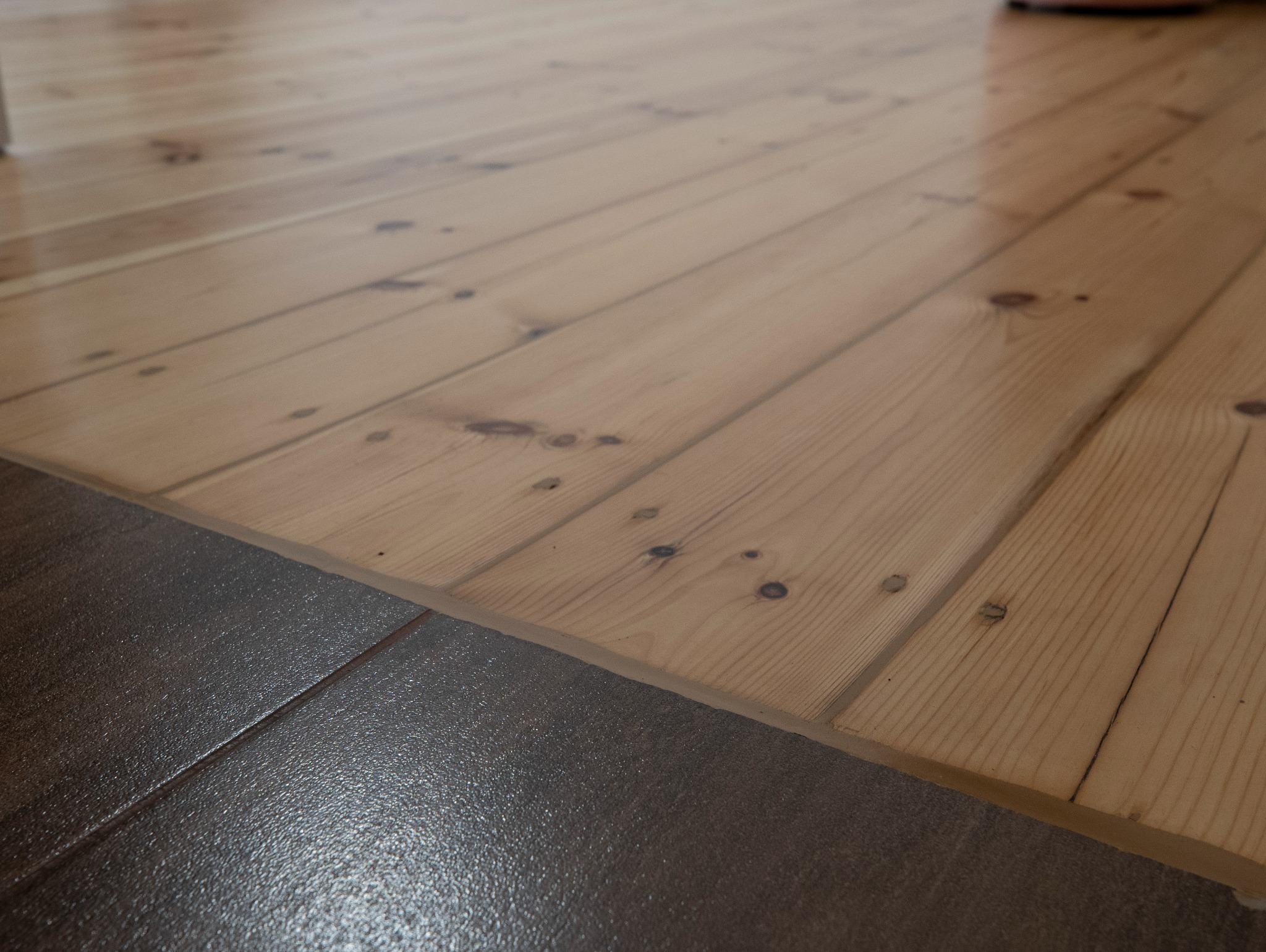 Realizacja renowacji 116- letniej podłogi sosnowej z łączeniem płytka-drewno za pomocą silikonów jachtowych Sika-Flex