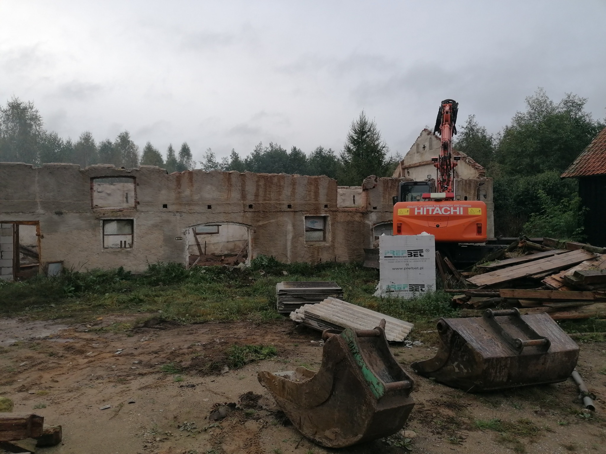 Rozbiórka budynku wraz z segegacja