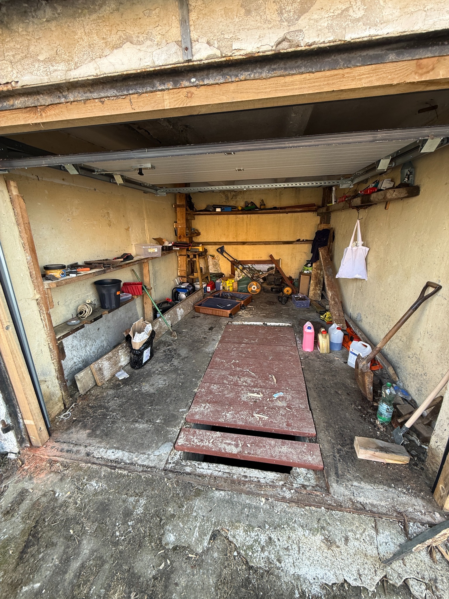 Garaż po opróżnieniu i uporządkowaniu- wywóz zbędnych rzeczy i odpadów.