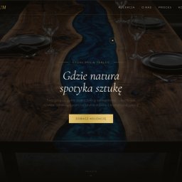 MMN Sp. Z.O.O - Strona internetowa prezentująca stoły z żywicy epoksydowej. Widoczny stół z drewnianym blatem i niebieską żywicą, nakryty zastawą. Minimalistyczny design, ciemna kolorystyka.