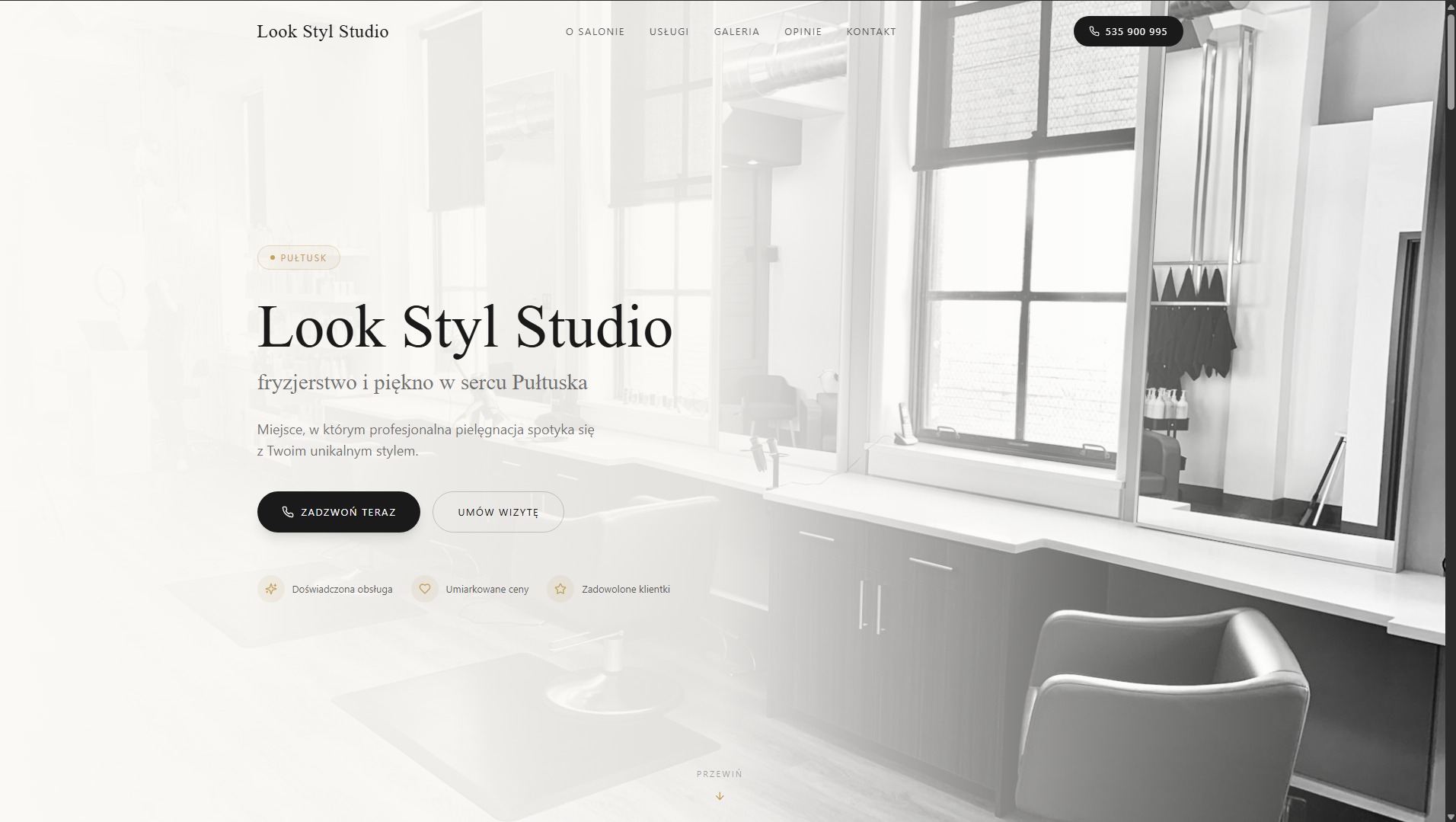 Wnętrze salonu fryzjerskiego Look Styl Studio w Pułtusku. Jasne, minimalistyczne wnętrze z dużym lustrem, stanowiskiem pracy i wygodnym fotelem. Widoczne logo firmy.