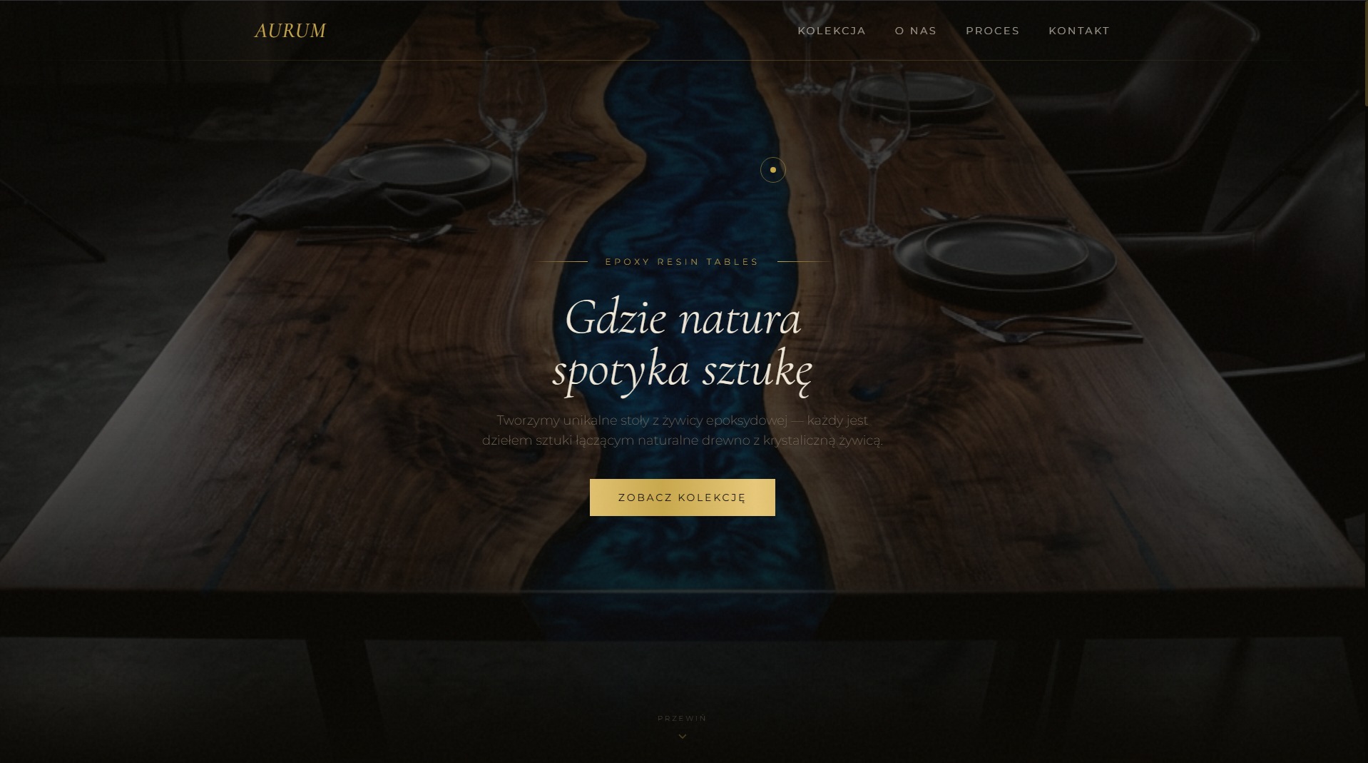 Strona internetowa prezentująca stoły z żywicy epoksydowej. Widoczny stół z drewnianym blatem i niebieską żywicą, nakryty zastawą. Minimalistyczny design, ciemna kolorystyka.