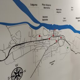 Mariusz Milej InkWall - Mapa miasta z zaznaczonymi punktami orientacyjnymi, w tym Laguna, Plac Księcia Barnima, Dworzec PKP i Mazowiecka Nova. Minimalistyczny styl, czarne linie na białym tle.