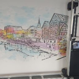 Mariusz Milej InkWall - Druk naścienny przedstawiający akwarelowy pejzaż miejski z motywem rzeki i architektury, wykonany za pomocą specjalistycznej drukarki pionowej.