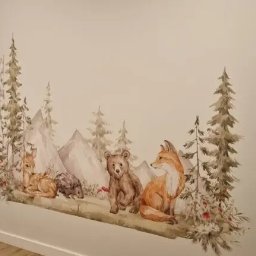 Mariusz Milej InkWall - Malowidło ścienne w pokoju dziecięcym: leśny krajobraz z jeleniem, jeżem, niedźwiedziem i lisem w pastelowych barwach. Dekoracja wnętrza z motywem zwierząt.