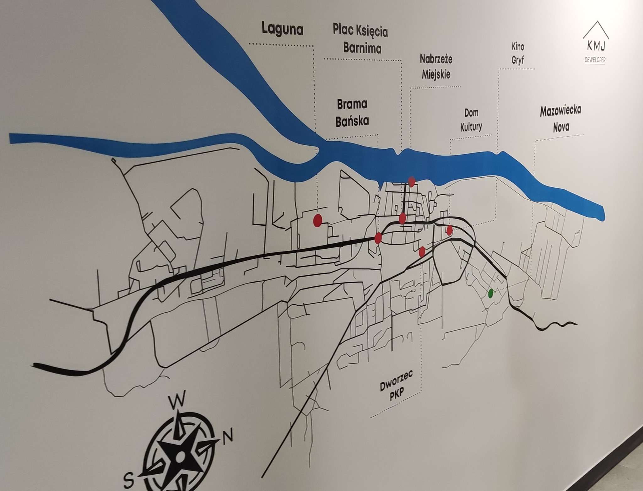 Mapa miasta z zaznaczonymi punktami orientacyjnymi, w tym Laguna, Plac Księcia Barnima, Dworzec PKP i Mazowiecka Nova. Minimalistyczny styl, czarne linie na białym tle.