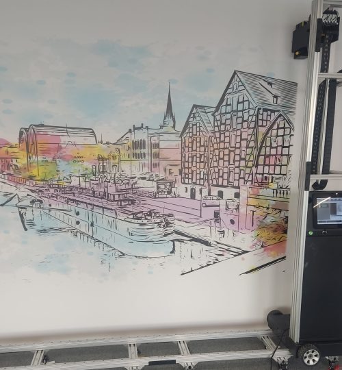 Druk naścienny przedstawiający akwarelowy pejzaż miejski z motywem rzeki i architektury, wykonany za pomocą specjalistycznej drukarki pionowej.