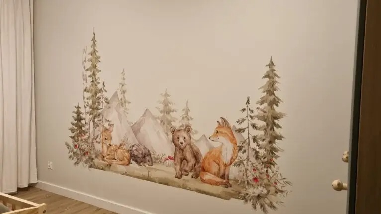 Malowidło ścienne w pokoju dziecięcym: leśny krajobraz z jeleniem, jeżem, niedźwiedziem i lisem w pastelowych barwach. Dekoracja wnętrza z motywem zwierząt.