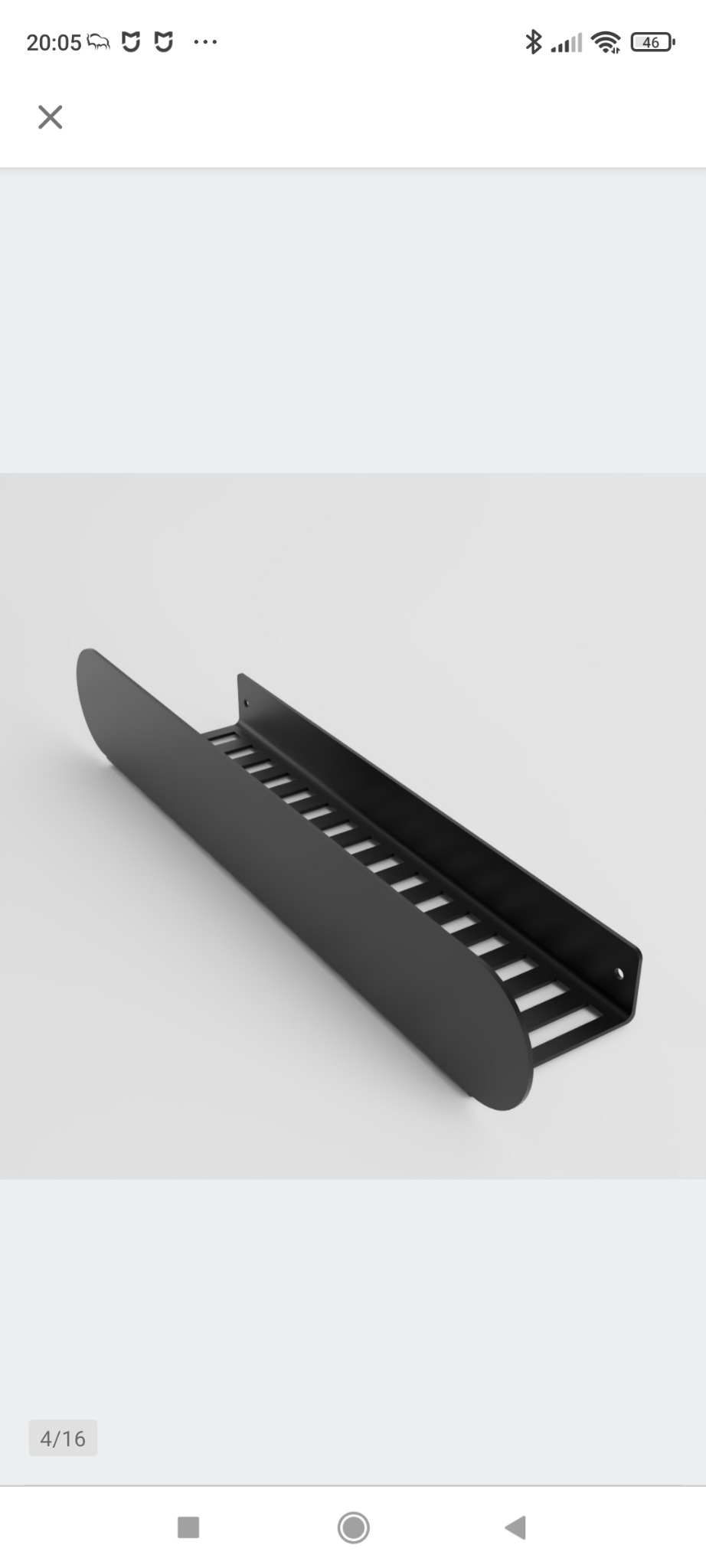 Czarna, metalowa konstrukcja z podłużnymi otworami, prawdopodobnie element balustrady lub poręczy, na jasnym tle. Widok z perspektywy.