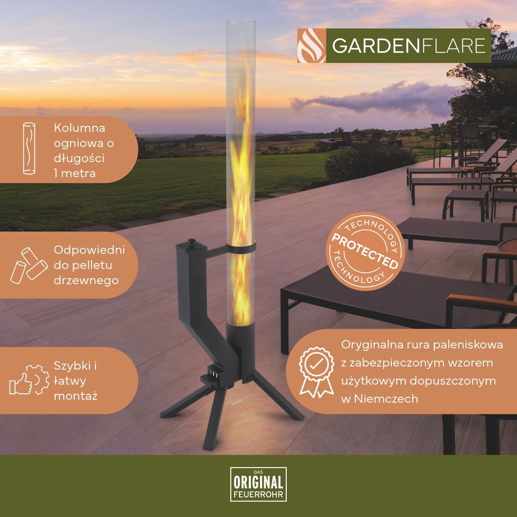 Metalowa kolumna ogniowa Gardenflare na tarasie z widokiem na krajobraz. Przezroczysta rura z płomieniami, czarna podstawa. Informacje o produkcie w języku polskim.
