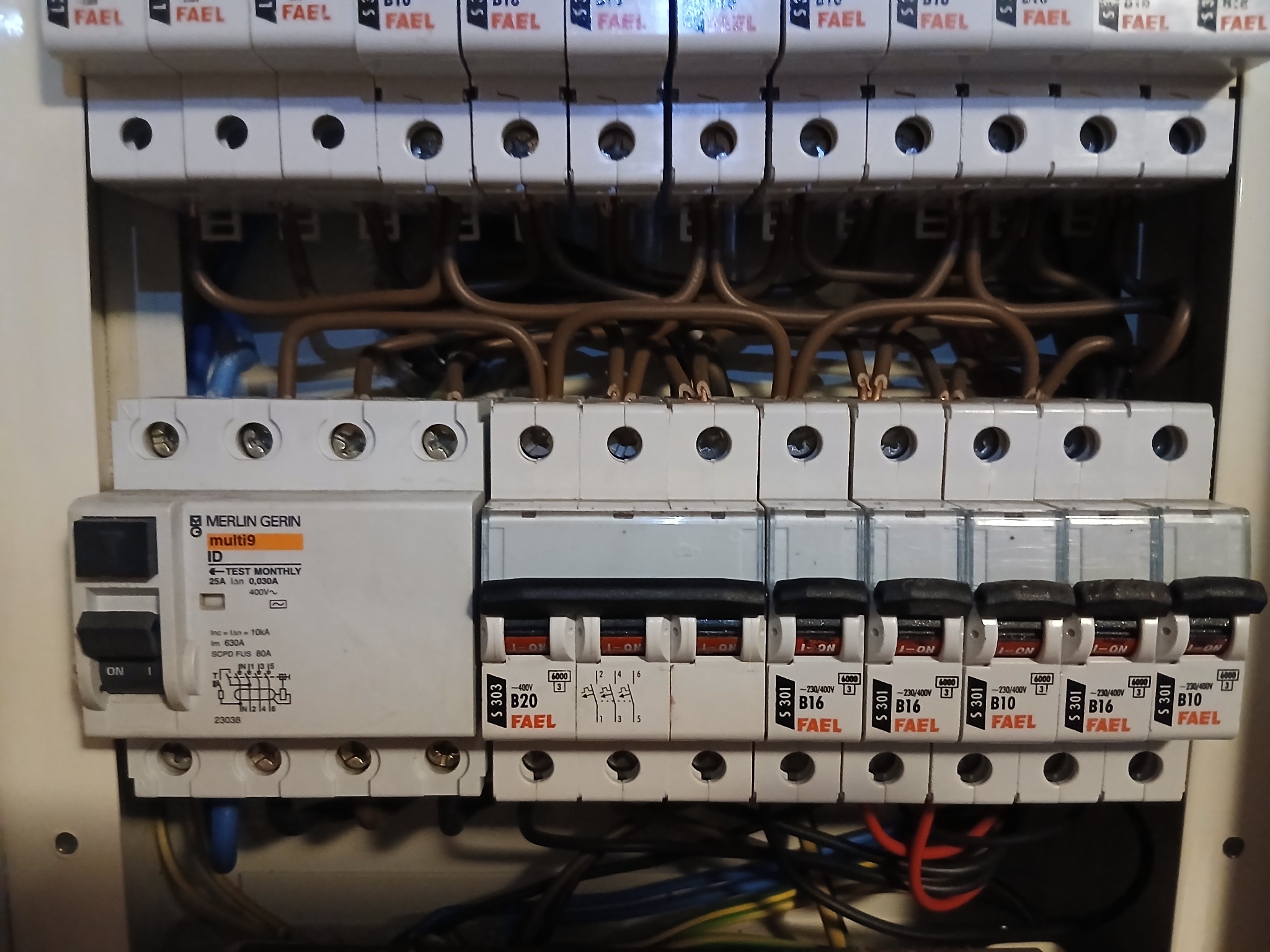 Wybija korki ? znajdę powód !