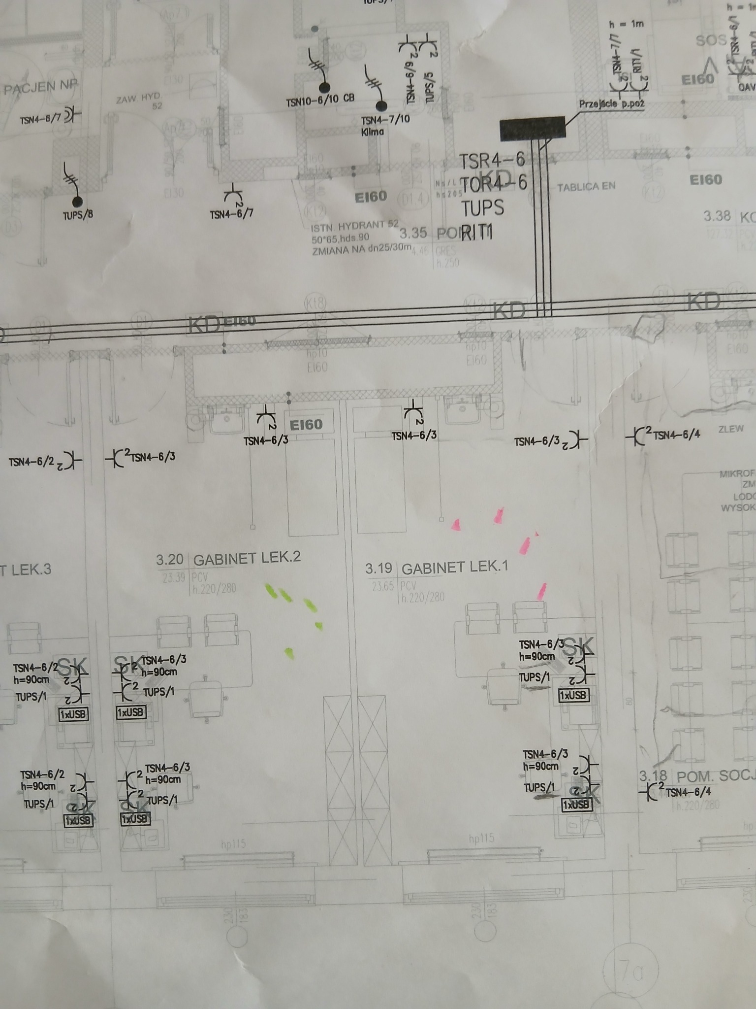 Schemat instalacji elektrycznej z oznaczeniami punktów zasilania i gniazd w pomieszczeniach, widok z góry, z naniesionymi symbolami i opisami technicznymi.