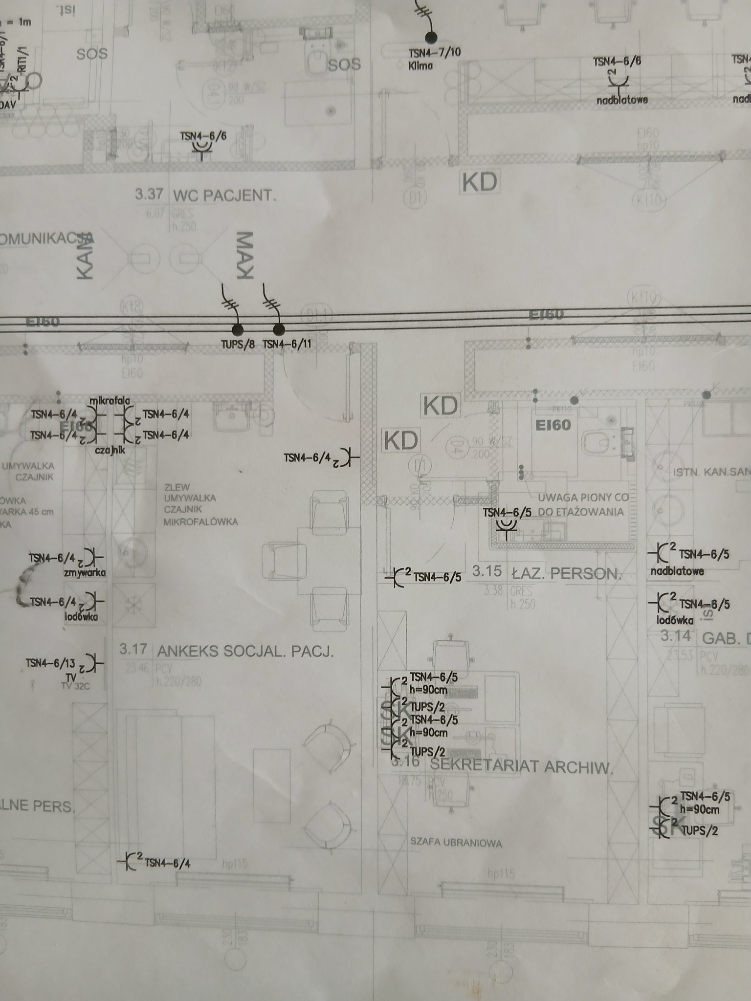 Schemat instalacji elektrycznej w budynku, z oznaczeniami punktów oświetleniowych, gniazdek i innych urządzeń. Widoczne opisy pomieszczeń i wymiary.