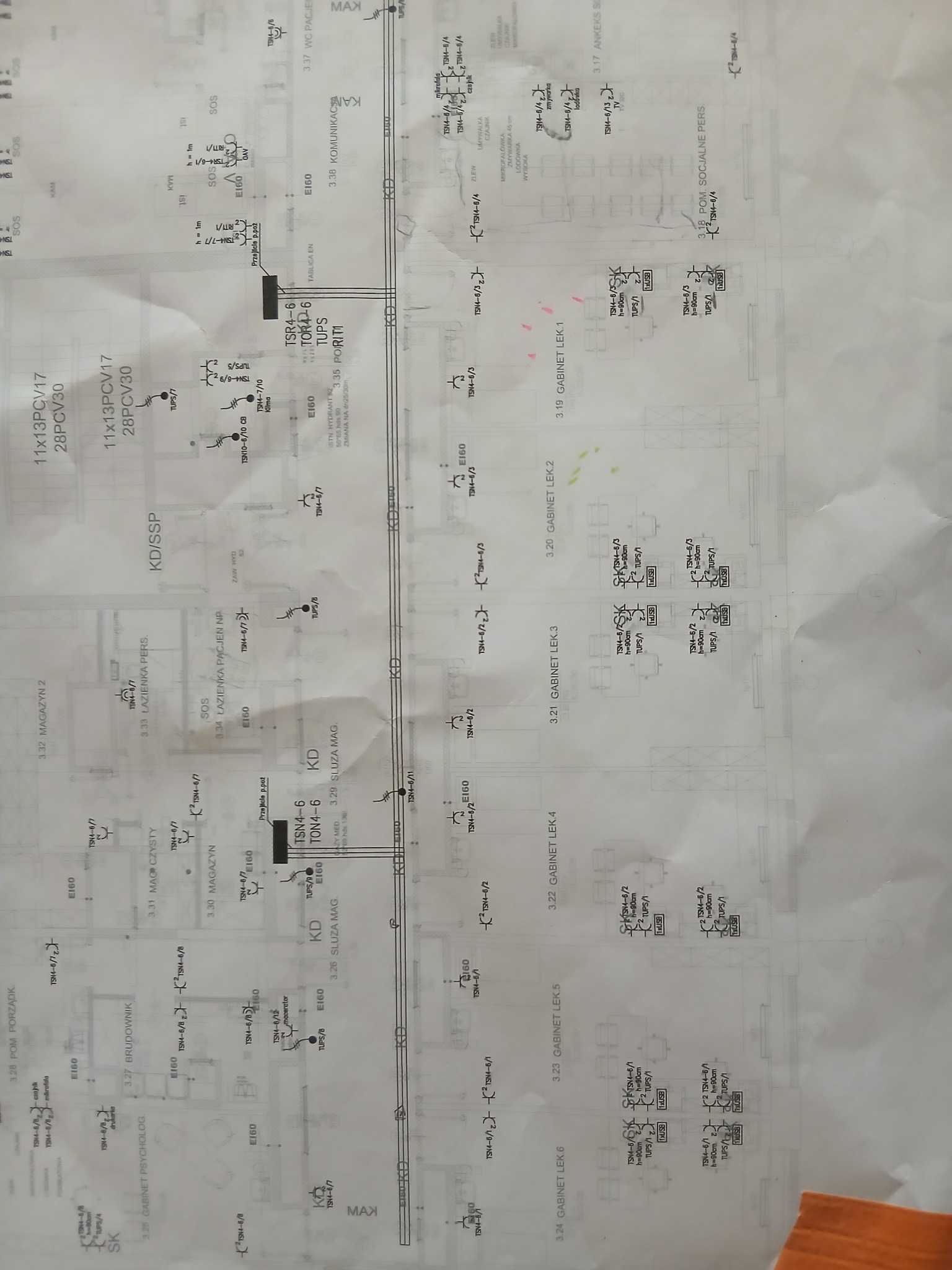 Plan instalacji elektrycznej budynku z naniesionymi symbolami i oznaczeniami punktów elektrycznych, widok z góry, lekko obrócony.