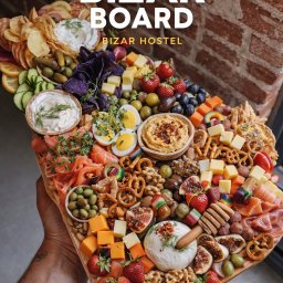 Feel A Verve Sp.z o.o. - Bogato zdobiona deska przekąsek z różnorodnymi smakołykami: sery, owoce, warzywa, wędliny, dipy, orzechy i precle. Idealna na imprezę lub spotkanie w gronie przyjaciół.