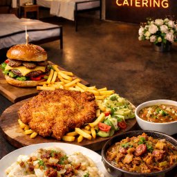 Feel A Verve Sp.z o.o. - Świąteczny catering: burger, schabowy, pierogi, bigos i zupa na drewnianych deskach. W tle łóżka i neon 'BIZAR HOSTEL CATERING'.