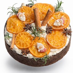 Feel A Verve Sp.z o.o. - Świąteczny tort z kremem, plastrami pomarańczy, laskami cynamonu, anyżem gwiaździstym i dekoracjami Mikołaja na białym tle. Widok z góry.