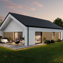 ETERNIS HOME - Nowoczesny parterowy dom z białym tynkiem i drewnianymi panelami, ciemnym dachem, dużymi przeszkleniami, oświetlonym tarasem z meblami ogrodowymi i subtelnym oświetleniem ogrodu.