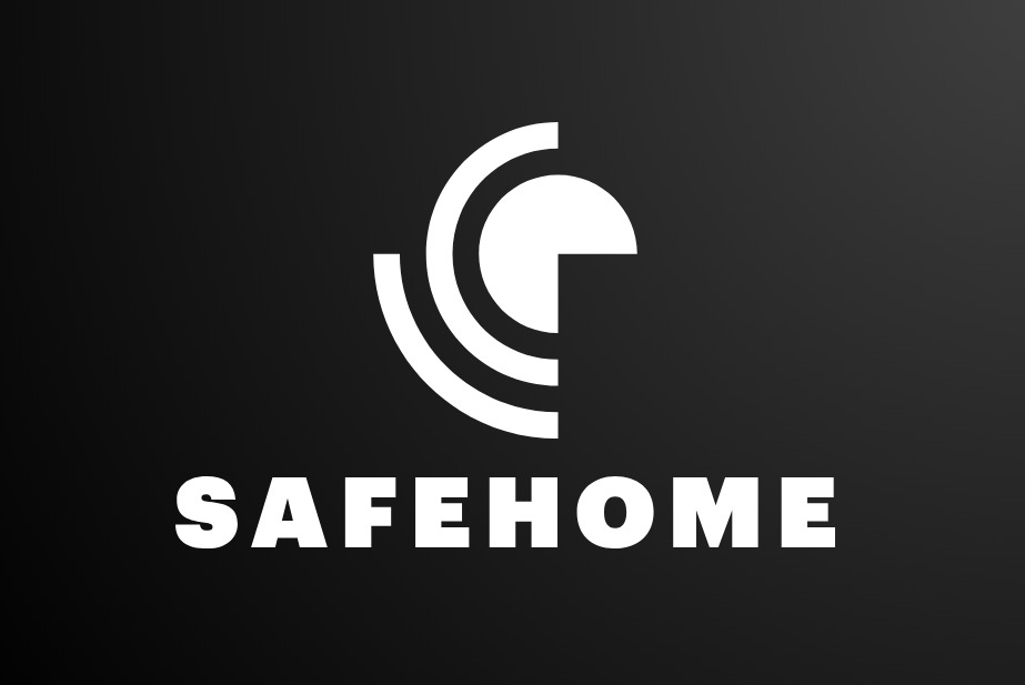 Minimalistyczne logo SafeHome na ciemnoszarym tle z gradientem. Biały, geometryczny symbol przypominający fale radiowe i napis SAFEHOME w pogrubionej czcionce.