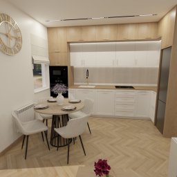 SPACE CONCEPT- PROJEKTOWANIE WNĘTRZ JOANNA MACIEJEWSKA - Jasna kuchnia z drewnianymi akcentami: okrągły stół z kwiatami, białe krzesła, parkiet w jodełkę, złoty zegar na ścianie. Nowoczesny design.