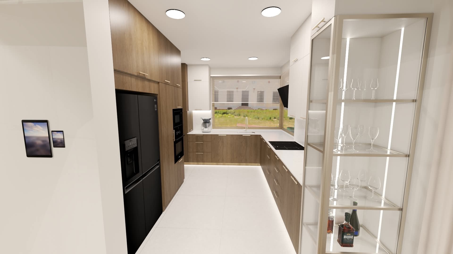 Nowoczesna kuchnia z drewnianymi szafkami, czarną lodówką i przeszkloną witryną z oświetleniem LED. Minimalistyczny design z widokiem na zieleń za oknem.