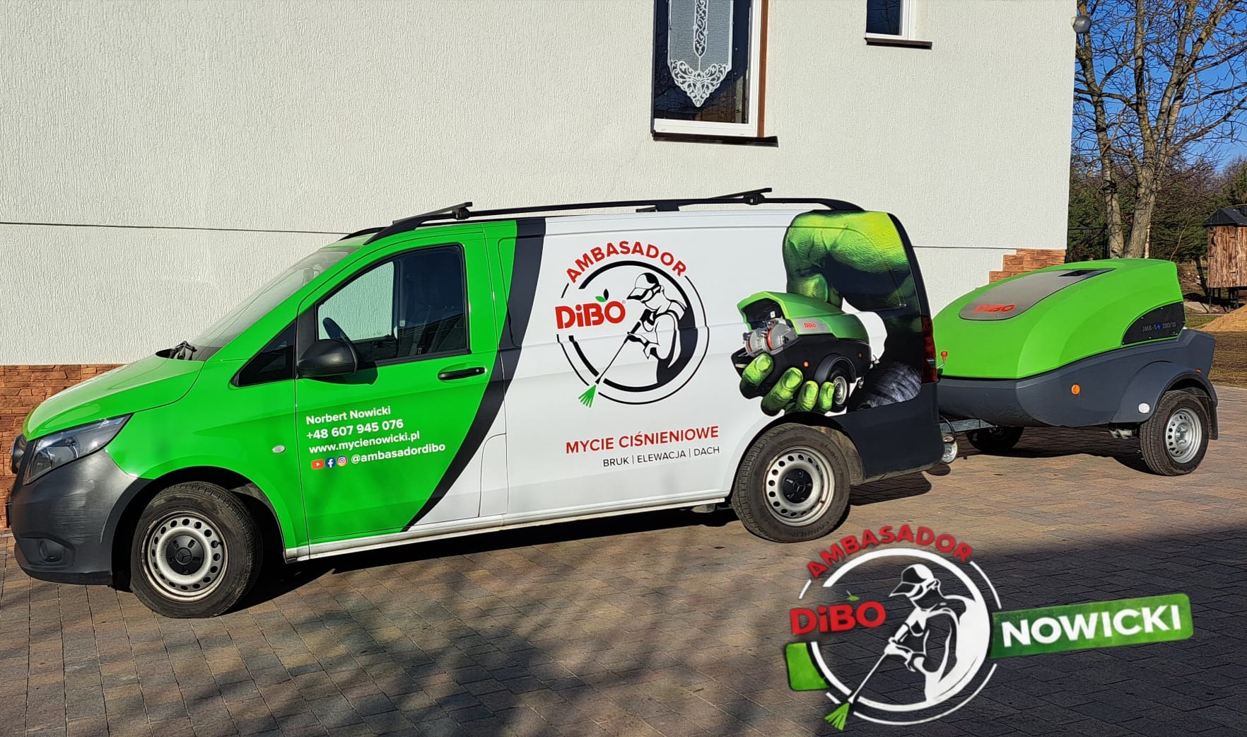 Zielono-biały van z logo firmy Dibo, specjalizującej się w myciu ciśnieniowym (bruk, elewacje, dachy), zaparkowany na kostce brukowej z przyczepą ze sprzętem.