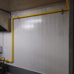 Instalacja stalowa spawana w budynku przemysłowym