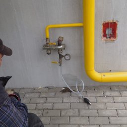 Instalacja gazowa spawana na zewnętrznej ścianie budynku