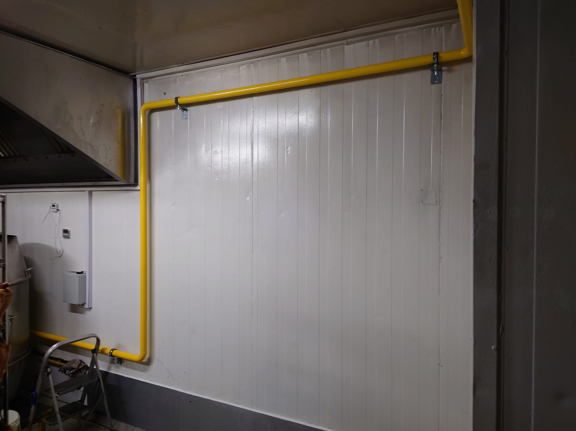 Instalacja stalowa spawana w budynku przemysłowym