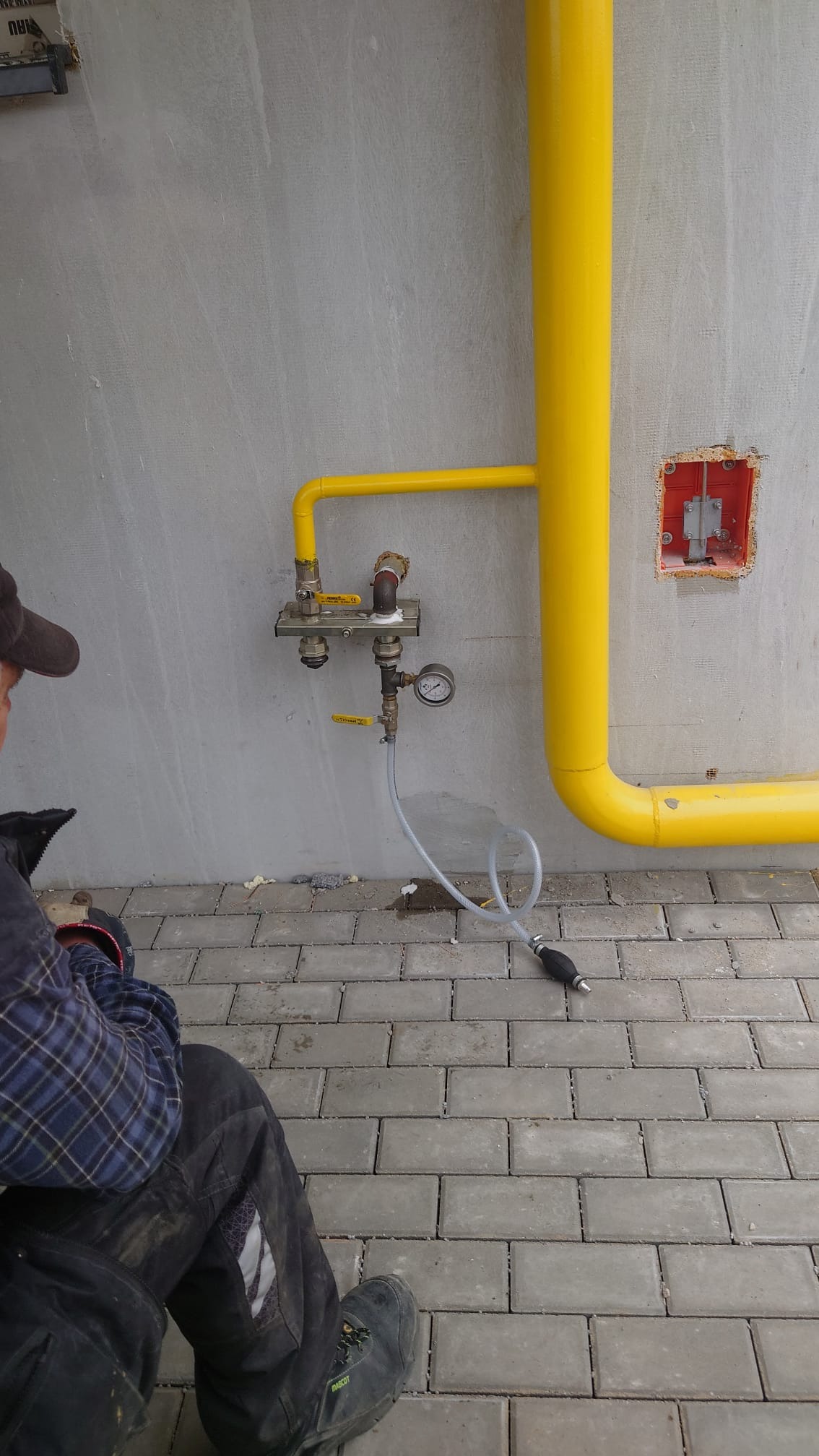 Instalacja gazowa spawana na zewnętrznej ścianie budynku