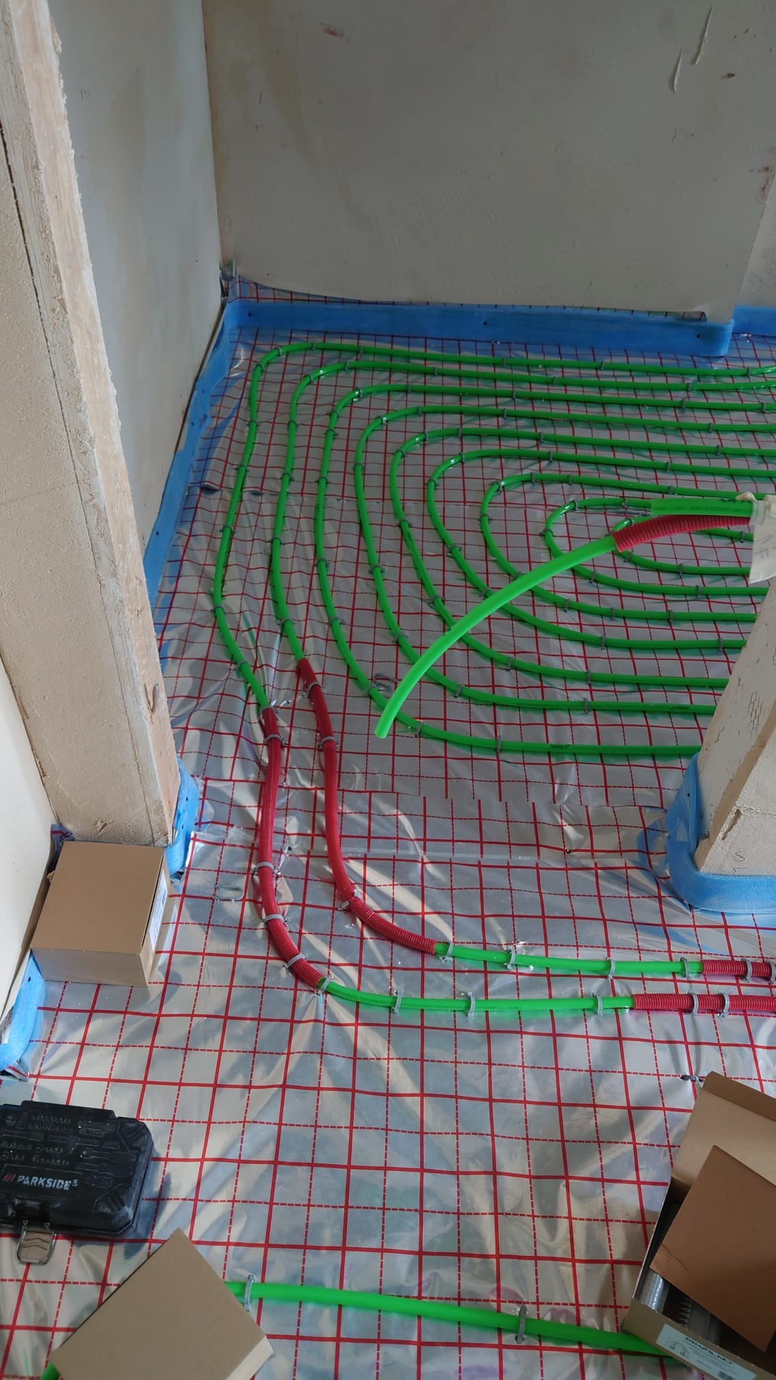 Układanie systemu ogrzewania podłogowego mokrego metodą tradycyjną