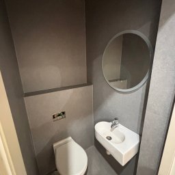 Szybka modernizacja toalety – stare płytki zostały zakryte płytkami winylowymi, dzięki czemu wnętrze zyskało nowy i estetyczny wygląd.