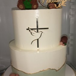 Klaudia Stefańska - Dwupoziomowy tort na Chrzest Święty z dekoracją: pluszowy miś, złoty napis 'Chrzest Święty', krzyż z gołębicą i małe stópki z lukru.