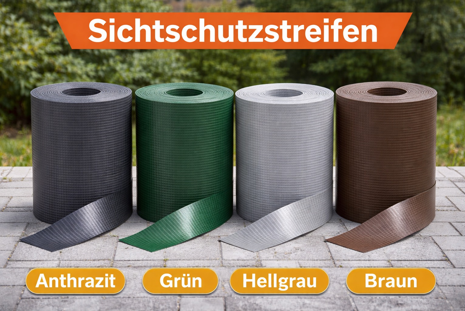 Cztery rolki taśmy ogrodzeniowej w kolorach: antracyt, zielony, jasnoszary i brązowy, leżące na kostce brukowej na tle zieleni. Taśmy do montażu w ogrodzeniach panelowych.