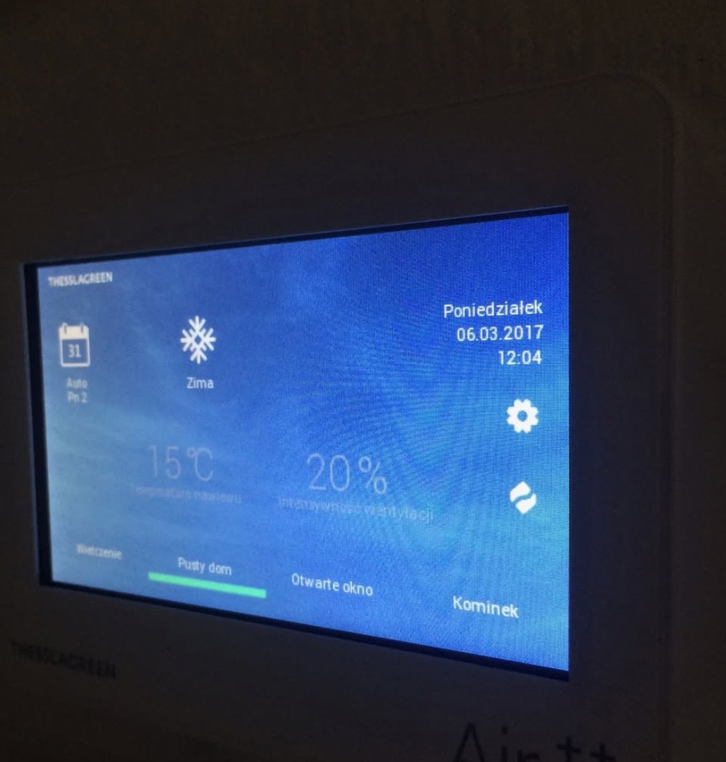 Ekran sterownika rekuperacji THESSLAGREEN z ustawieniami: tryb zima, temperatura 15°C, intensywność wentylacji 20%, data 06.03.2017, opcje: wietrzenie, pusty dom, otwarte okno, kominek.