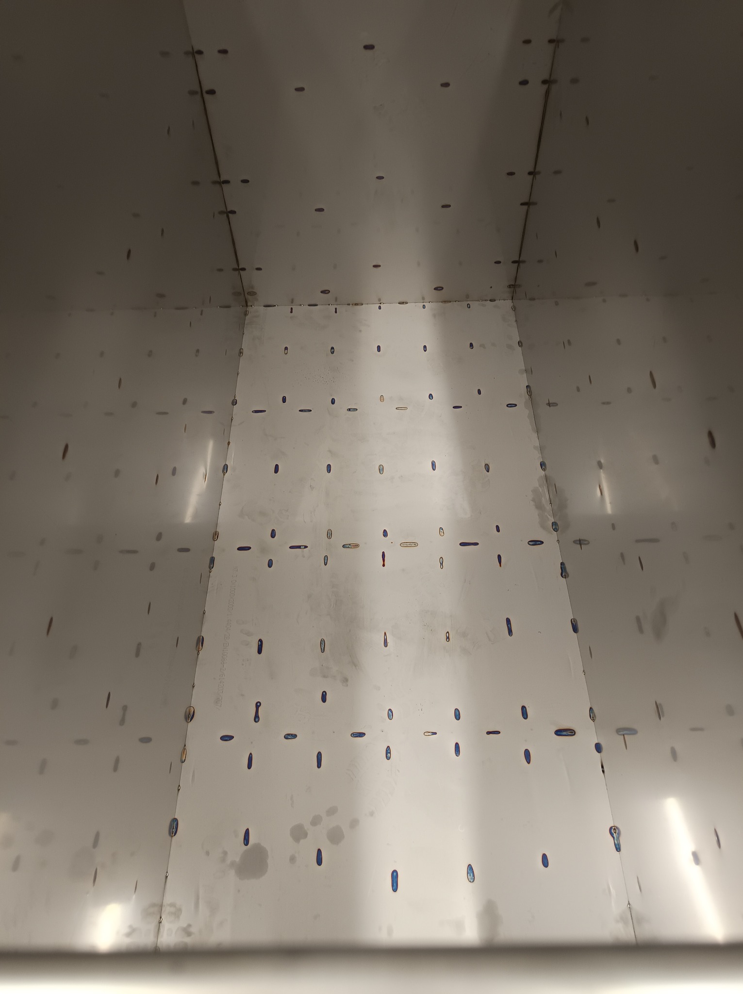 Wnętrze metalowej konstrukcji z widocznymi spawami, ukazujące precyzję łączeń i solidność wykonania. Widok z dołu, podkreślający geometrię i powtarzalność wzoru.