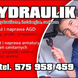 Kisil Marian - Uśmiechnięty hydraulik z kluczem nastawnym na tle czerwonego baneru z ofertą usług: montaż AGD, armatury i numerem telefonu. Kontakt przez WhatsApp.